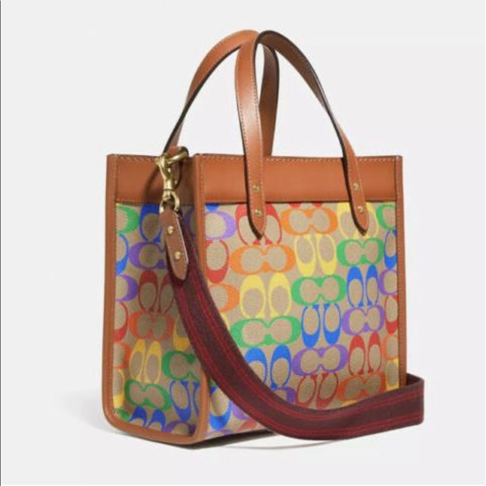 Coach Pride Signature Tote Kabelka Tan Natural/multi
Crossbody Bag Small